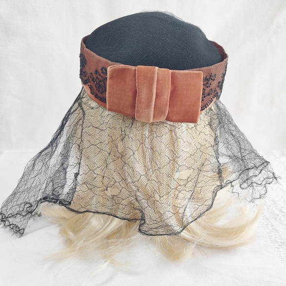 1930s Pill Bottle Hat Crushed Velvet Hat, Black Crinoline Veil, Vtg Pillbox Hat - Picture 2 of 11